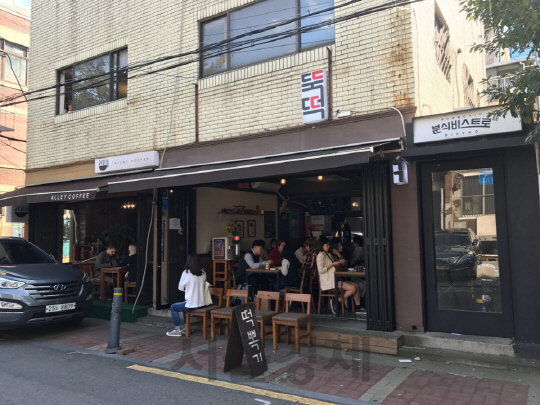 [ S 리포트-'상권 색깔 만들기' 바람] '메뉴 차별화로 승부' 서울숲길 이색 식당·카페 속속 들어서