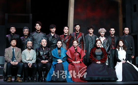‘리어왕’ 출연진들이 9일 오후 서울 용산구 국립중앙박물관에서 연극 ‘리어왕’ 프레스콜에 참석하고 있다.