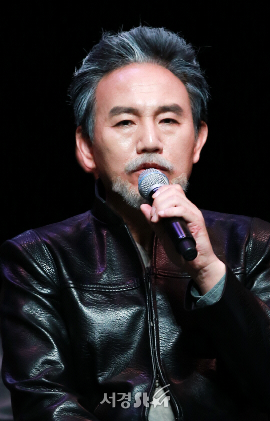 배우 손병호가 9일 오후 서울 용산구 국립중앙박물관에서 연극 ‘리어왕’ 프레스콜에 참석하고 있다.