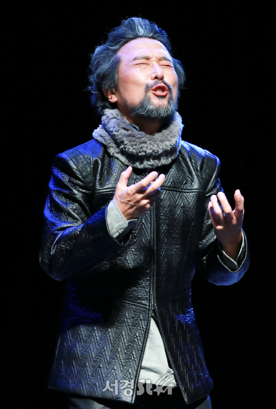 배우 안석환이 9일 오후 서울 용산구 국립중앙박물관에서 연극 ‘리어왕’ 프레스콜에 참석해 시연을 선보이고 있다.