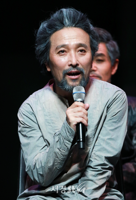 배우 안석환이 9일 오후 서울 용산구 국립중앙박물관에서 연극 ‘리어왕’ 프레스콜에 참석해 소개를 하고 있다.