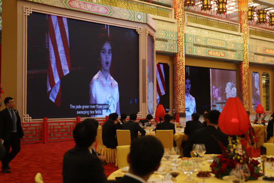 9일 저녁 중국 베이징 인민대회당에서 열린 도널드 트럼프 미국 대통령의 국빈 방문 공식 만찬에서 참석자들이 트럼프 외손녀 아라벨라의 영상을 보고 있다. /베이징=AP연합뉴스