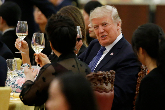 도널드 트럼프 미국 대통령이 9일 중국 베이징 인민대회당에서 열린 국빈 방문 공식 만찬에서 건배 제의를 하고 있다. /베이징=AFP연합뉴스