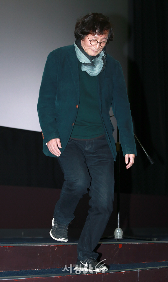 정지영 감독이 9일 오후 서울 종로구 서울극장에서 열린 제4회 사람사는세상영화제 개막식에 참석하고 있다.