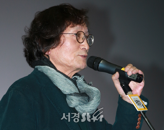 정지영 감독이 9일 오후 서울 종로구 서울극장에서 열린 제4회 사람사는세상영화제 개막식에 참석하고 있다.