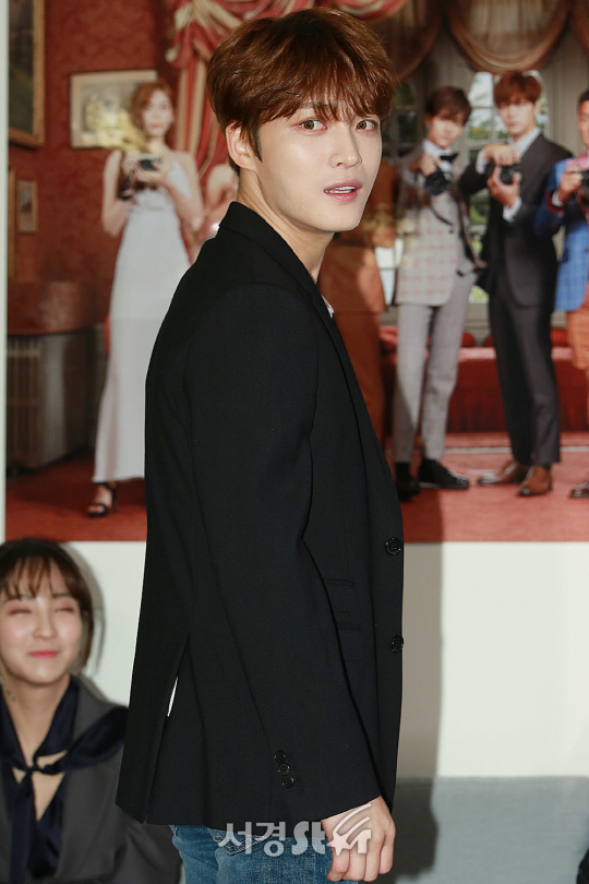 가수 겸 배우 김재중이 9일 오후 서울 강남구 한 카페에서 진행된 네이버TV 웹예능 ‘포토피플’ 제작발표회에 참석해 포토타임을 갖고 있다.
