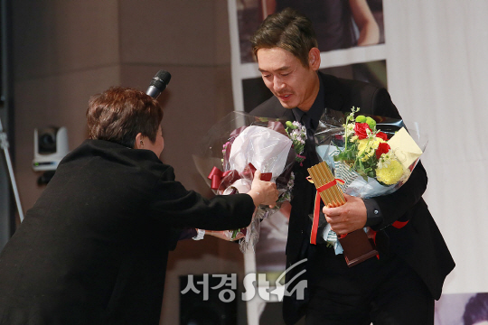 배우 설경구가 9일 오후 서울 중구 프레스센터 20층 국제회의장에서 열린 제 37회 영평상 시상식에 참석해 남우주연상을 수상했다.