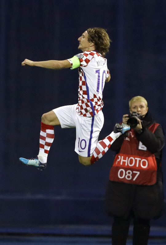 크로아티아의 루카 모드리치가 10일 그리스와의 월드컵 플레이오프 1차전에서 선제골을 넣은 뒤 환호하고 있다. /자그레브=EPA연합뉴스