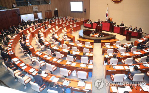 홍준표 한국당 대표, 친박 의총 요구에 “철부지는 없어졌으면”