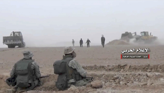 시리아 정부군이 이라크와의 경계지역에서 수니파 무장조직 이슬람국가(IS)와 싸우기 위해 대치하고 있는 모습./AP연합뉴스