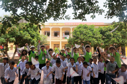 지난 8월 LS 대학생해외봉사단 20기 단원들이 베트남 하이퐁시에서 현지 초등학생들과 함께 종이 비행기를 날리고 있다. /사진제공=LS그룹