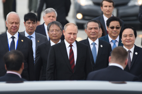 블라디미르 푸틴 러시아 대통령이 10일(현지시간) 베트남 다낭 국제공항에 도착해 아시아태평양경제협력체(APEC) 정상회의에 참석하기 위해 이동하고 있다. /다낭=AFP연합뉴스