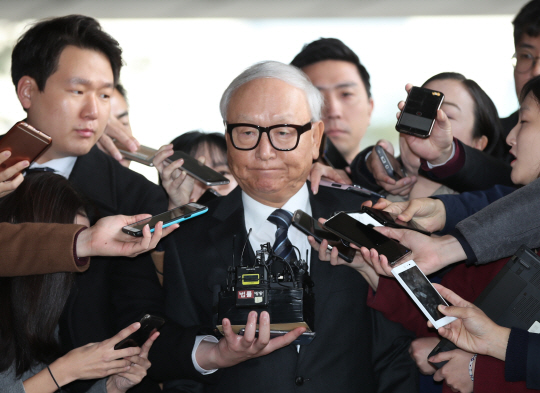 국가정보원의 특수활동비를 박근혜 전 대통령 측에 상납한 의혹을 받는 이병호 전 국가정보원장이 10일 오전 서울 서초구 중앙지검에 피의자 신분으로 출석하고 있다. /연합뉴스