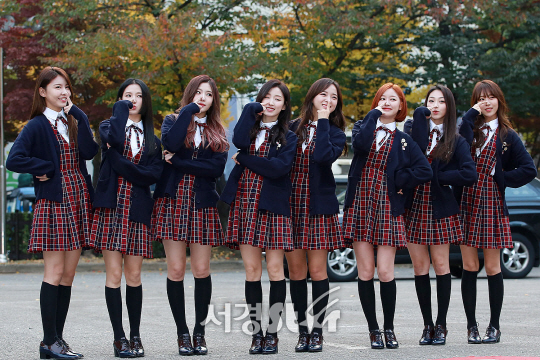 구구단 멤버들이 10일 오전 서울 영등포구 여의도동 KBS 신관 공개홀에서 진행된 KBS ‘뮤직뱅크’ 리허설에 참석하기위해 출근하고 있다.