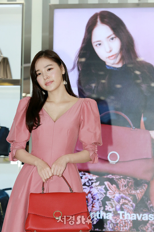 배우 민효린이 10일 오후 서울 중구에 위치한 백화점에서 열린 한 글로벌 핸드백 브랜드 포토콜 행사에 참석해 포즈를 취하고 있다.