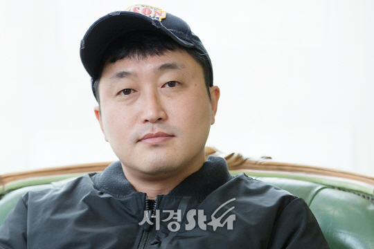 이용승 감독이 10일 오후 서울 종로구 한 카페에서 서경스타와의 인터뷰에 앞서 포토타임을 갖고 있다.