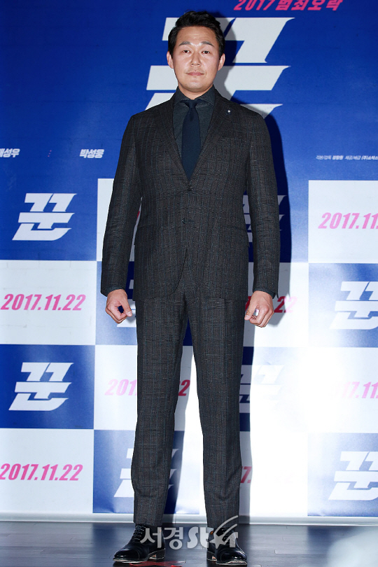 배우 박성웅이 10일 오후 서울 중구 메가박스 동대문에서 열린 영화 ‘꾼’ 언론시사회에 참석해 포토타임을 갖고 있다.