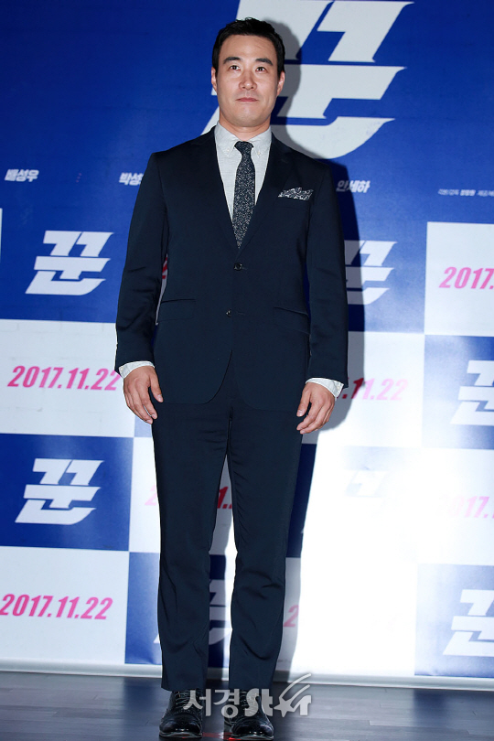 배우 배성우가 10일 오후 서울 중구 메가박스 동대문에서 열린 영화 ‘꾼’ 언론시사회에 참석해 포토타임을 갖고 있다.