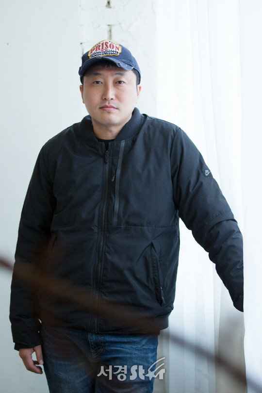 이용승 감독이 10일 오후 서울 종로구 한 카페에서 서경스타와의 인터뷰에 앞서 포토타임을 갖고 있다.