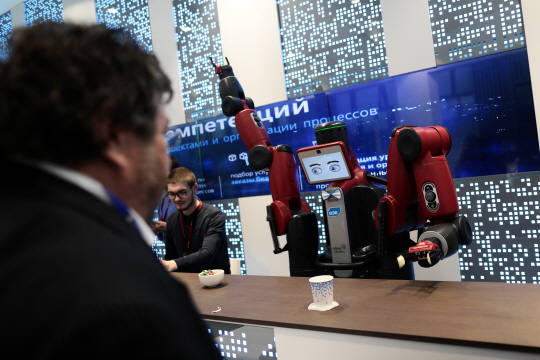 지난 5월 러시아 상트페테르부르크에서 개최된 국제경제포럼의 메인 홀에서 바리스타 로봇이 커피를 만들고 있다. /상트페테르부르크=블룸버그