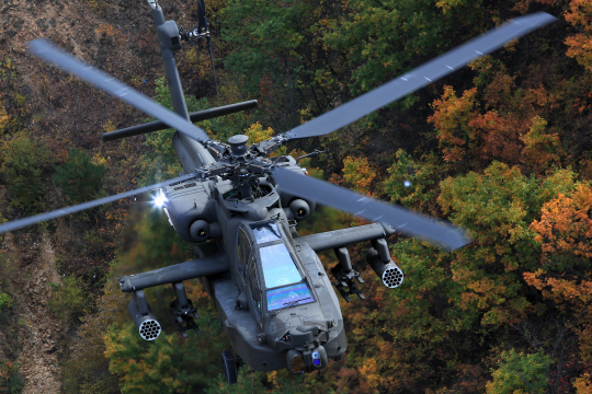 세계 최고 성능의 공격 헬기로 평가받는 AH-64아파치. 36대를 도입한 우리나라 회적인 전력의 핵심이다. 추가 구입론이 일고 있으나 예산 사정에 달렸다.