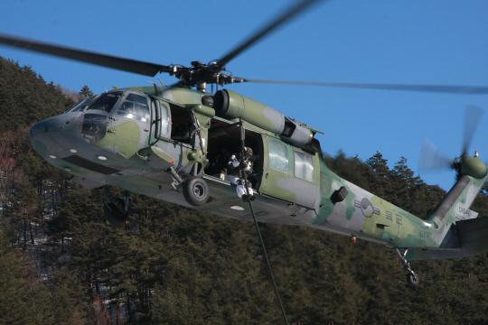 우리 군의 주력 수송헬기인 UH-60 헬기. 지난 1990년부터 생산이 시작된 상대적 신품이어서 개량을 거쳐가며 향후 30년 이상 현역 자리를 지킬 것으로 보인다.
