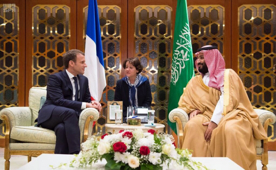 에마뉘엘 마크롱(왼쪽) 프랑스 대통령이 9일(현지시간) 사우디아라비아의 수도 리야드에서 왕위 계승서열 1위인 무함마드 빈 살만 왕세자와 회담을 하고 있다. /리야드=AP연합뉴스