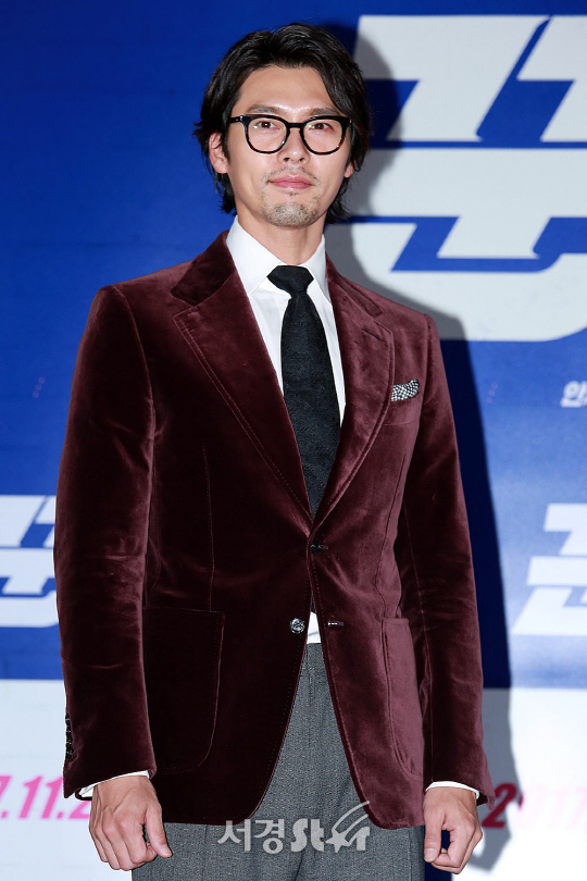 배우 현빈이 10일 오후 서울 중구 메가박스 동대문에서 열린 영화 ‘꾼’ 언론시사회에 참석해 포토타임을 갖고 있다.