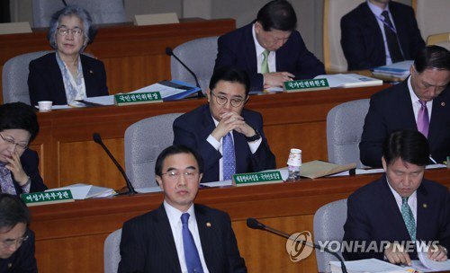 전병헌 청와대 정무수석이 10일 오전 국회 예산결산특별위원회 전체회의에 참석해 생각에 잠겨있다./연합뉴스