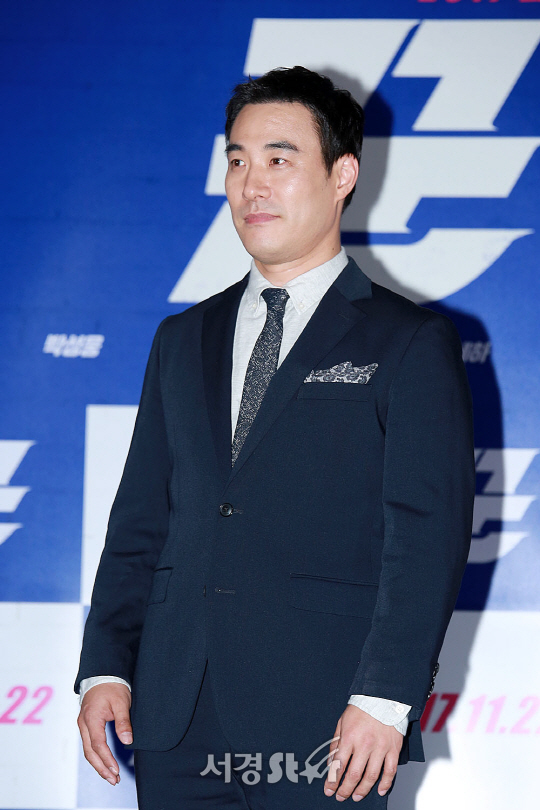 배우 배성우가 10일 오후 서울 중구 메가박스 동대문에서 열린 영화 ‘꾼’ 언론시사회에 참석해 포토타임을 갖고 있다.
