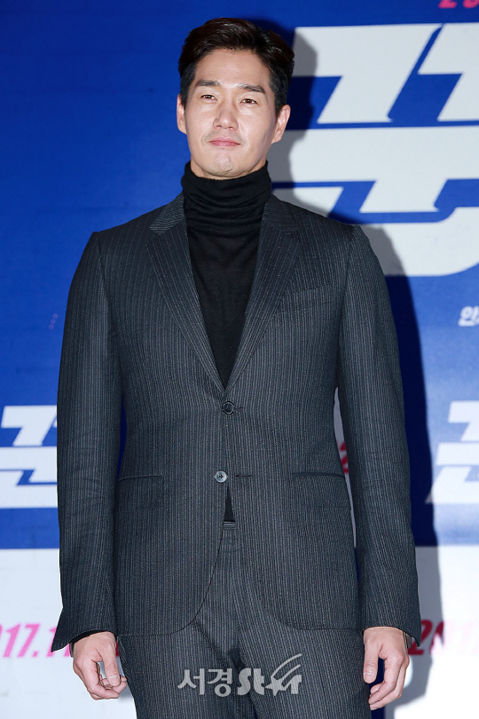 배우 유지태가 10일 오후 서울 중구 메가박스 동대문에서 열린 영화 ‘꾼’ 언론시사회에 참석해 포토타임을 갖고 있다.