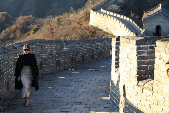 10일 도널드 트럼프 미국 대통령의 부인 멜라니아 여사가 베이징 북쪽 무텐위 만리장성을 걷고 있다. /EPA연합뉴스