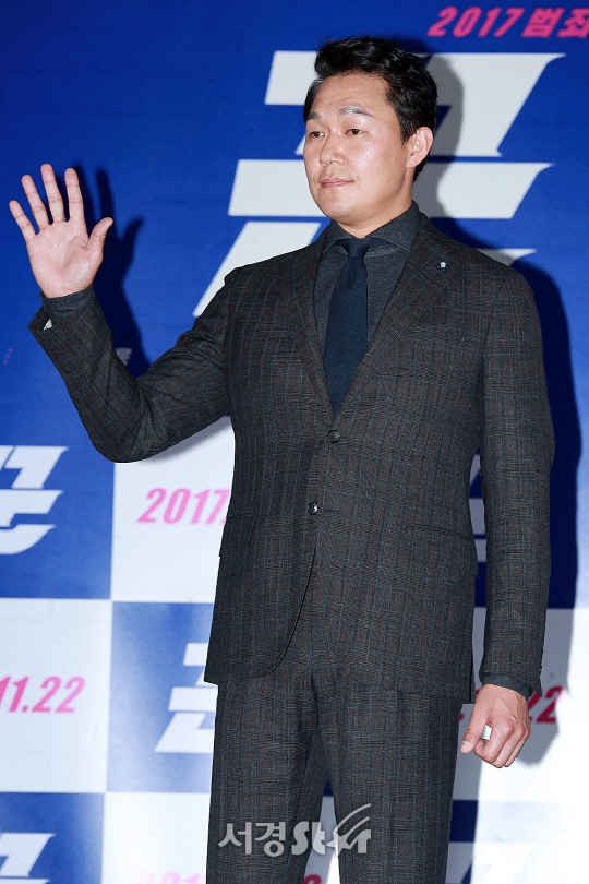 배우 박성웅이 10일 오후 서울 중구 메가박스 동대문에서 열린 영화 ‘꾼’ 언론시사회에 참석해 포토타임을 갖고 있다.
