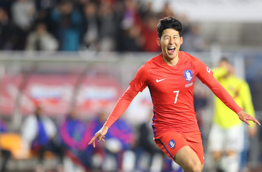 한국축구 대표팀의 손흥민이 10일 콜롬비아와의 평가전에서 선제골을 넣은 뒤 환호하고 있다. /연합뉴스