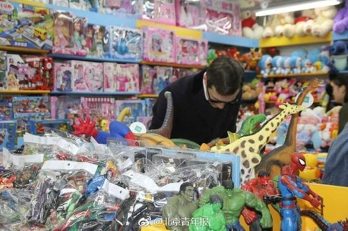 지난 10일 재러드 쿠슈너 미국 백악관 특별보좌관이 베이징 중심가에 있는 짝퉁시장으로 유명한 슈수이제에서 딸의 장난감을 사는 모습이 포착됐다. /웨이보 캡쳐