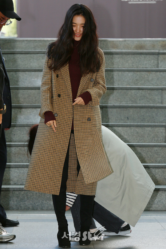 배우 김태리가 11일 오후 서울 중구에 위치한 백화점에서 열린 한 여성의류브랜드 팬사인회 행사에 참석해 포즈를 취하고 있다.