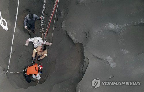 충주 건설자재 공장서 100t 모래더미 쏟아져 1명 사망·1명 중태