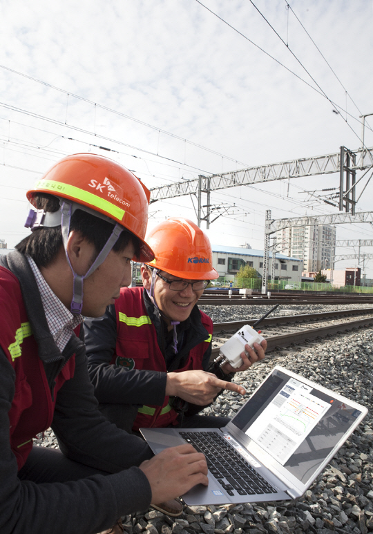 코레일 직원들이 철도에 설치된 사물인터넷(IoT) 센서의 측정 결과를 확인하고 있다./사진제공=SK텔레콤