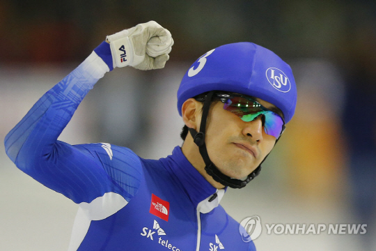 <YONHAP PHOTO-0157> Korea‘s Seung-Hoon Lee celebrates winning the final of the men’s mass start race of the Speedskating World Cup at the Thialf ice rink in Heerenveen, Netherlands, Saturday, Nov. 11, 2017. (AP Photo/Peter Dejong)/2017-11-12 01:19:45/<저작권자 ⓒ 1980-2017 ㈜연합뉴스. 무단 전재 재배포 금지.>