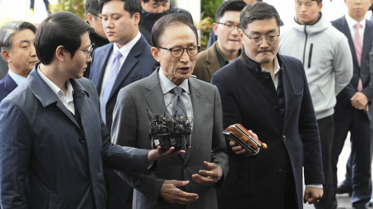 이명박 전 대통령이 12일 바레인으로 출국하기 직전 인천국제공항에서 기자들에게 정부의 적폐청산에 대한 입장을 밝히고 있다. /영종도=송은석기자