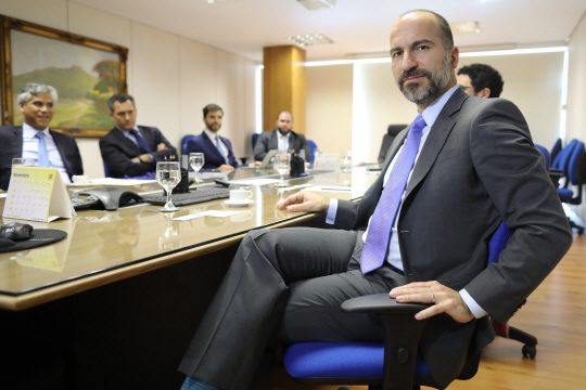 다라 코스로우샤히(오른쪽) 우버 최고경영자(CEO)/브라질리아=블룸버그