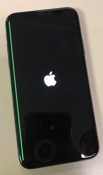애플 아이폰X 일부 제품에서 ‘녹색 세로줄’이 화면에 생겨 사라지지 않는 현상이 나타났다는 사용자들의 주장이 해외에서 잇따르고 있다./트위터 화면 캡쳐=연합뉴스