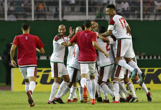 epa06323483 Morocco‘s players celebrate during the FIFA World Cup 2018 qualification match between the Ivory Coast and Morocco in Abidjan, Ivory Coast, 11 November 2017.  EPA/LEGNAN KOULA      <저작권자(c) 연합뉴스, 무단 전재-재배포 금지>