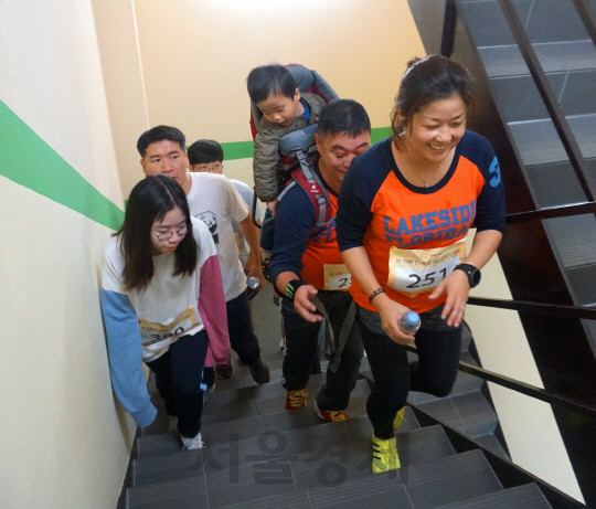 한화생명과 한화 호텔&리조트, 서울사회복지공동모금회가 12일 개최한 ‘63계단 오르기 대회’에서 참가자들이 계단을 오르고 있다. /사진제공=한화생명