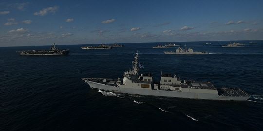 12일 동해상에서 한미 해군이 연합훈련을 실시하고 있다. 이날 훈련에는 한국 해군의 세종대왕함등 6척, 미 해군 항공모함 3척 등 총 9척이 참가했다. 양국 해군은 14일까지 연합훈련을 벌일 예정이다. 우리 해군의 이지스구축함인 세종대왕함(DDG-993, 앞 오른쪽)과 미 항공모함 루스벨트함(CVN-71, 뒤 왼쪽부터), 로널드레이건함(CVN-76), 니미츠함(CVN-68)이 기동훈련을 하고 있다. /연합뉴스