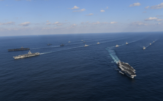 12일 미국의 핵 추진 항공모함 3척이 12일 동해상의 한국작전구역(KTO)에 모두 진입해 우리 해군 함정과 고강도 연합훈련을 하고 있다. 선두 왼쪽에서 오른쪽으로 니미츠함(CVN-68), 로널드레이건함(CVN-76), 루즈벨트함(CVN-71), 두번째열 맨 왼쪽이 우리 해군 이지스구축함 서애류성룡함(DDG-993), 맨 오른쪽이 세종대왕함(DDG-993)/연합뉴스