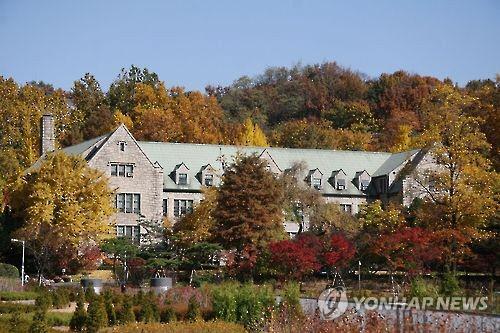 “이대 의대 교수, 설립자 모독·여성비하 발언” 대자보 붙어