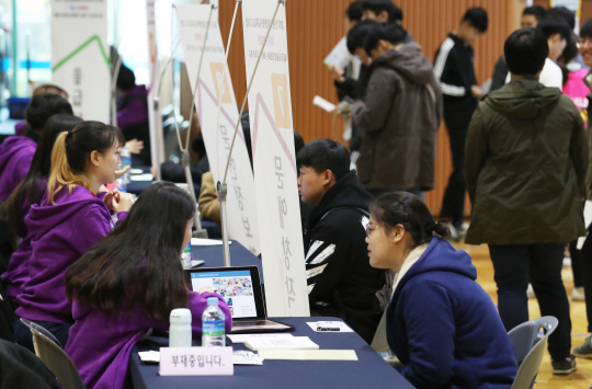 12일 서울 은평청소년수련관에서 열린 ‘제4회 은평대전 전공박람회’를 찾은 고등학생들이 대학생 멘토에게 전공과 관련한 상담을 받고 있다. /연합뉴스