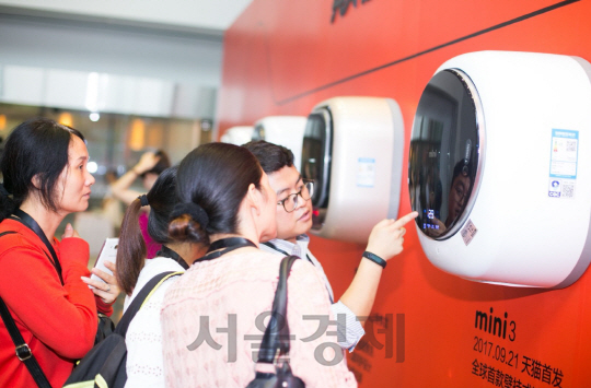 중국 항저우 알리바바 본사 동부대우전자 벽걸이 드럼세탁기 미니 신제품 런칭 행사장에서 소비자들이 제품을 구경하는 모습. /사진제공=동부대우전자