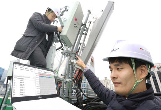 LG유플러스 직원들이 서울 강남구 강남역 인근 신규 5G 시험기지국에서 네트워크 장비를 점검하고 있다./사진제공LG유플러스